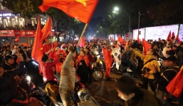 Sắc đỏ phủ kín, cả nước Việt Nam ăn mừng chiếc HCV của thầy trò HLV Park Hang Seo 