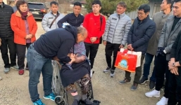 Đưa học trò về thăm nhà, HLV Park Hang Seo rớt nước mắt khi gặp lại mẹ già 97 tuổi 