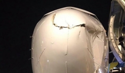 Máy bay hạ cánh tại Nội Bài vì va phải vật thể lạ 