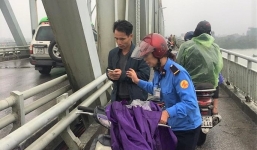 Thiếu tá quân đội nhảy xuống sông Lam cứu người tự tử giữa mưa rét 