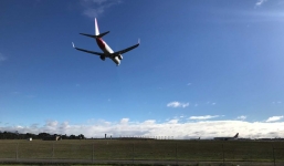 Máy bay hạ cánh bất ngờ bị nã đạn xối xả 