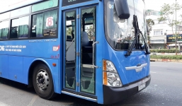TP HCM: Nhóm côn đồ ngang nhiên dùng hung khí tấn công xe bus đang lưu thông