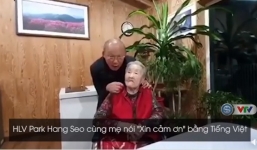 Xúc động khoảnh khắc HLV Park hang Seo dạy mẹ nói 'Xin Cảm Ơn' bằng Tiếng Việt 