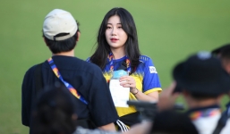 Diện trang phục ấn tượng, nữ phóng viên Hàn Quốc gây náo loạn buổi tập của U23 Việt Nam