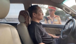 Bị CSGT kiểm tra nồng độ cồn, tài xế khóa chặt cửa cố thủ trên xe suốt 3 giờ đồng hồ