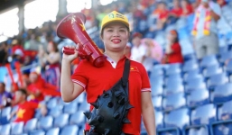 Bị tấn công FB, nữ CĐV 'bay lên trời' tuyên bố vẫn sẽ hát để để giúp các cầu thủ bình tĩnh