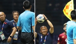 HLV Park Hang Seo tức giận, suýt ném bóng vào mặt trọng tài 