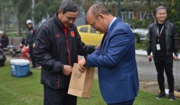 Trước khi về Hàn Quốc, thầy Park để lại hành động đẹp với tuyển nữ Việt Nam 