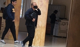 HLV Park Hang Seo xuất hiện chớp nhoáng tại Việt Nam, đeo khẩu trang kín mít để làm việc 