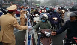 Đội mưa rét, CSGT phát miễn phí khẩu trang cho người dân tại Hà Nội 