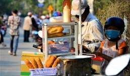 Hàng quán mọc lên phục vụ người dân theo dõi vây bắt Tuấn 'khỉ', lời lãi cả triệu đồng