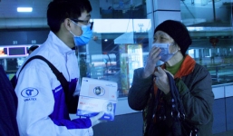 Phát khẩu trang và dung dịch rửa tay sát khuẩn cho người dân