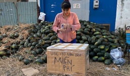 Nhiều người giải cứu hàng tấn dưa hấu, phát miễn phí cho người dân và làm từ thiện 