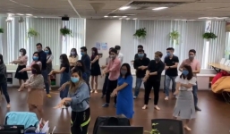 Dân văn phòng gây bão với 'vũ điệu rửa tay' giữa mùa dịch 