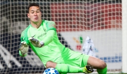 Vào sân thay người, thủ thành Việt kiều cản phá 2 quả penalty đem về chiến thắng 