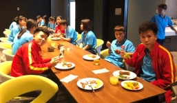 Trước trận đánh với 'gã khổng lồ', ĐT nữ Việt Nam nhận món quà ý nghĩa từ quê nhà 