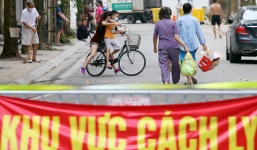 [ẢNH] Cuộc sống người dân trong khu cách ly phố Trúc Bạch