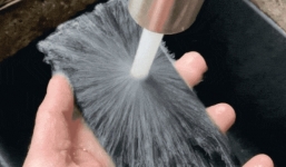 Vệ sinh iPhone bằng cồn chưa đủ, nhiều người còn đem rửa sạch bằng xà phòng và nước 