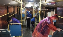 Khử khuẩn, lau dọn xe buýt sau mỗi ca làm việc để phòng dịch Covid-19