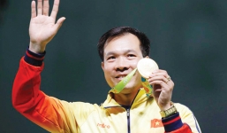 Xạ thủ Hoàng Xuân Vinh hoàn thành 14 ngày cách ly, trở về bên vợ và gia đình 