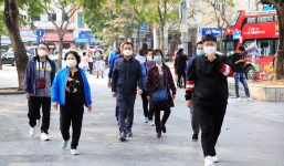 Du khách đeo khẩu trang tại nơi công cộng: Chủ động và hợp tác