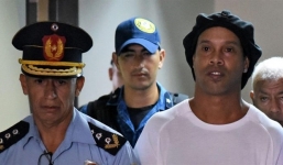 Ronaldinho bị Covid-19 làm khổ, tiếp tục cảnh 'sống mòn' trong tù