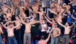 Giải đấu bóng đá hiếm hoi trên thế giới vẫn diễn ra, mở cửa cho CĐV vào sân thoải mái 