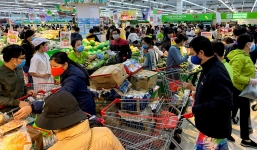 Trước giờ cách ly xã hội, người dân ùn ùn đi mua sắm tại các siêu thị