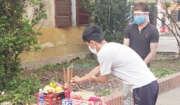 Xúc động hình ảnh nam thanh niên lập bàn thờ vọng chịu tang cha tại khu cách ly