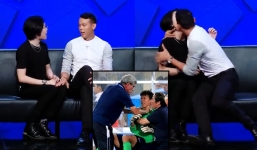 Cựu thủ môn ĐT Việt Nam gây tranh cãi với màn cưỡng hôn trên sóng truyền hình