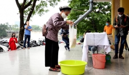 Ấm lòng 'cây ATM phát gạo' miễn phí đầu tiên tại Hà Nội, người dân xếp hàng dài đến nhận