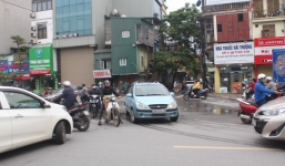 Tại sao cứ đổ ra đường, không có ý thức cộng đồng?