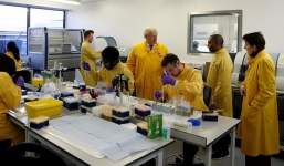 Bỏ 20 triệu USD mua bộ xét nghiệm từ Trung Quốc, Anh chấp nhận 'vứt xó' vì không dùng được