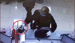 Truy bắt nghi can dùng súng cướp chi nhánh ngân hàng Techcombank ở Hà Nội