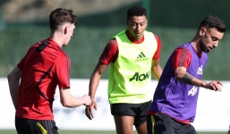 Cầu thủ M.U người bị chó cắn, người nấu ăn bất cẩn dẫn đến chấn thương khi cách ly