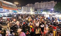 Du khách đổ về du lịch, chợ đêm Đà Lạt kẹt cứng người trong dịp nghỉ lễ 30/4