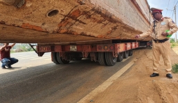 Xe đầu kéo chở thuyền 'khủng' gây tắc nghẽn đèo Bảo Lộc bị phạt hơn 90 triệu đồng 