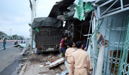 Xe container tông sập 4 căn nhà lúc rạng sáng