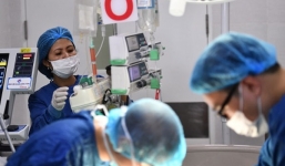 Xem xét phương án ghép phổi cho nam phi công người Anh mắc Covid-19