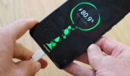 Các hãng sản xuất smartphone thừa nhận một tính năng khiến pin bị giảm tuổi thọ