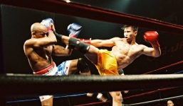 Võ sĩ gốc Việt tung đòn tới tấp, lính Thủy quân lục chiến Mỹ liên tục nằm sàn