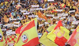 'Chảo lửa' sôi động nhất Việt Nam được mở cửa, CĐV xem bóng đá phải đeo khẩu trang