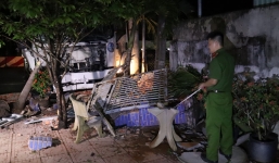 Xe tải mất lái tông sập cổng nhà dân, nhiều người may mắn thoát chết