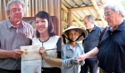 Ông Tây qua Việt Nam học chăn trâu bò, giúp dân: Được kết nạp vào hội phụ nữ