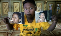 Bé trai 5 tuổi ngày hút 40 điếu thuốc, từng nổi giận khi bị bắt đi cai giờ ra sao?