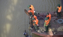 Phát hiện vật thể nghi là bom nằm gần bãi nổi sông Hồng