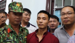 Triệu Quân Sự bình tĩnh đến lạnh người, không hề chống trả khi bị bắt giữ