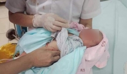 Sau nửa tháng nằm viện, sức khỏe bé sơ sinh bị bỏ rơi dưới hố ga tiến triển không đáng kể