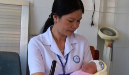 Thêm một bé gái sơ sinh được phát hiện ở bụi cây ven đường, bị côn trùng bu đầy người