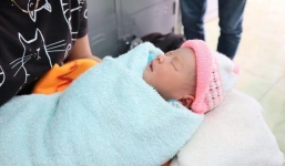 Bé trai bị bỏ rơi ở hố ga vẫn nguy kịch, các bác sĩ đang dốc lực cứu sống